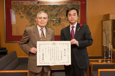 表彰状を手にする末光さんの写真