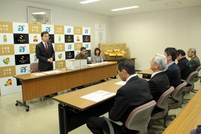 ゆず贈呈式の様子の写真