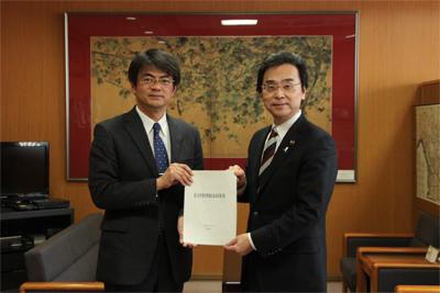 情報化基本計画策定委員長と市長の写真