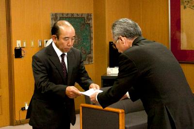 辞令交付の様子の写真