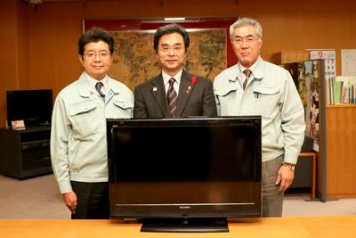 テレビ寄贈の様子の写真