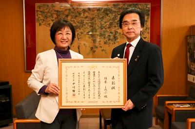 表彰状を持つ綿末さんと市長の写真