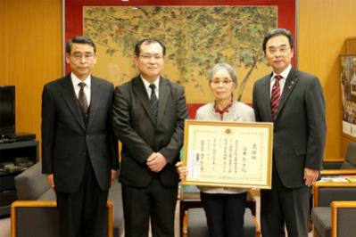 感謝状を持つ酒井教子さん