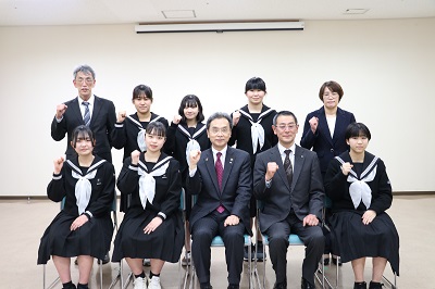 杵築高校空手道部チームと 卓球部の川野由芙さん