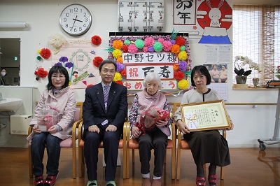 永松市長と中野さんご家族