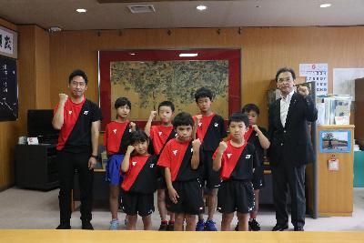 杵築ジュニアの皆さんと永松市長の写真