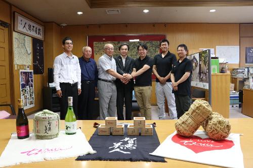 こめ・こめ・くらぶと中野酒造と市長の写真