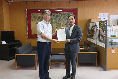 審議会委員さんと永松市長の写真