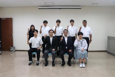 全国大会に出場する生徒と永松市長