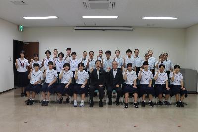 九州全国大会に出場する生徒と永松市長・清末教育長の写真