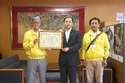 奈狩江住民自治協議会の方々と永松市長の写真