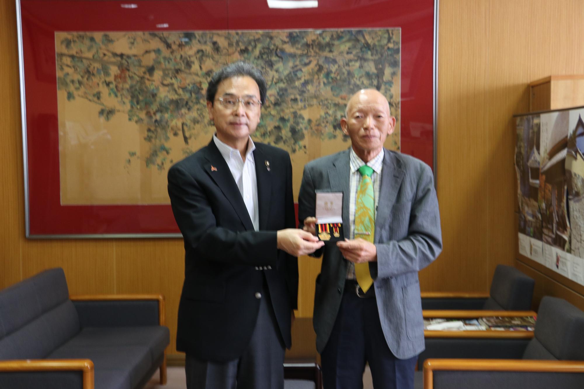 坪井さんと永松市長の写真
