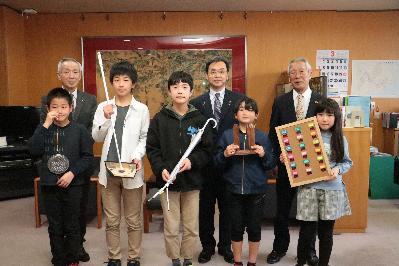 発明クラブの児童と永松市長