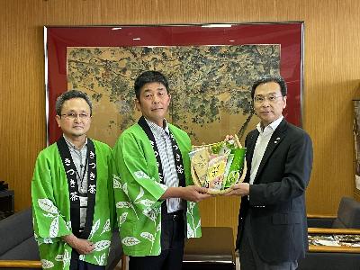 農事組合法人きつき茶生産組合の方々と永松市長の写真