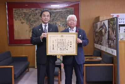 感謝状を持つ真砂議員と永松市長