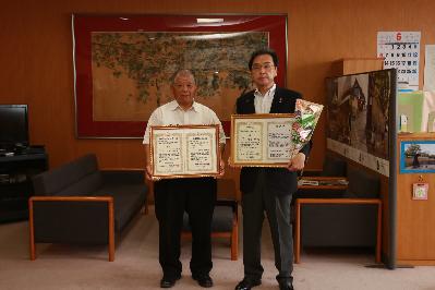 「丼物」大賞を受賞された宇都宮さんと永松市長