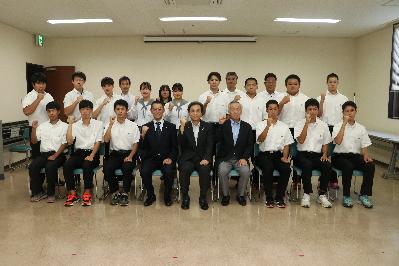 全国高校総体出場報告会での杵築高校生と永松市長の写真
