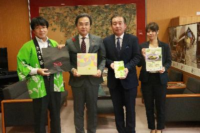 商品開発を行ったざびえる本舗の方と永松市長