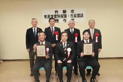 市民栄誉特別賞を受賞した赤松さんと市長賞詞を受賞しました黒石さんとの集合写真