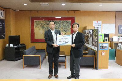 明治安田生命保険相互会社職員と永松市長の写真