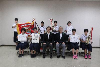 九州大会・全国大会で活躍された生徒と永松市長・清末教育長の写真