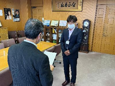 辞令交付を受ける職員と永松市長の写真