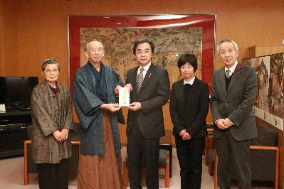 豊後宏道流のみなさんと市長、教育長の写真