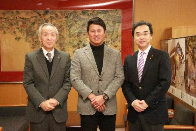 平石コーチと市長、教育長の写真