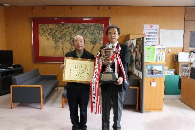 大分県畜産共進会でグランドチャンピオンになった阿部さんと永松市長の写真