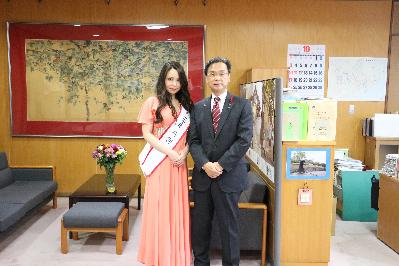 特別賞を受賞された別府市出身のcaoriさんと永松市長の写真