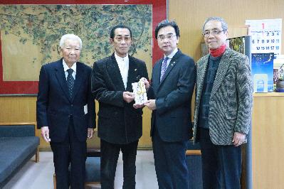 杵築市文化協会の方と市長の写真