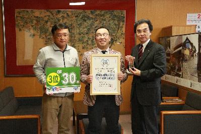 報告に訪れた牧野さんと佐藤さんと市長の写真
