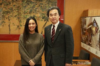 メイさんと市長の写真