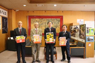 柑橘研究会の皆さんと永松市長の写真