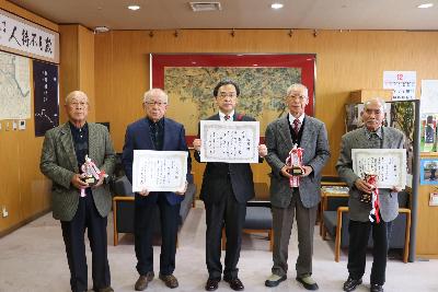 入賞報告された皆様と永松市長の写真