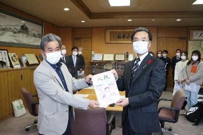 八坂地区住民自治協議会さんと永松市長の写真