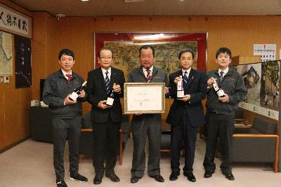 中野酒造の皆様と永松市長・興田副市長の写真