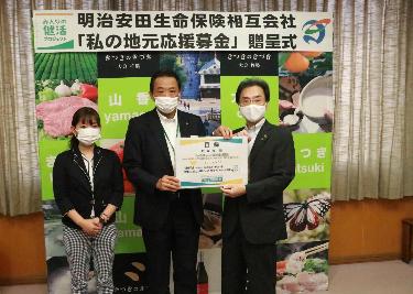 永松市長と倉本所長、伊藤さんの写真