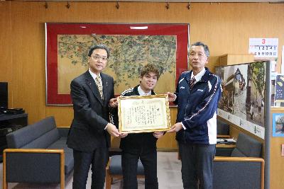 みのり村職員さんと永松市長の写真