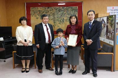 松田くんご家族と永松市長の写真