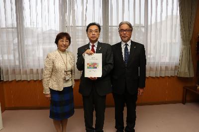 委員さんと永松市長の写真