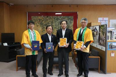 杵築地域柑橘研究会の皆様と市長の写真