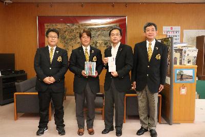 ライオンズクラブの皆様と永松市長の写真