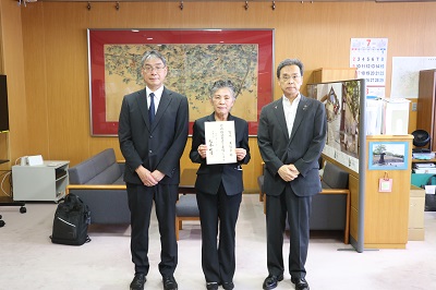 新任行政相談員宮川さんと永松市長の写真