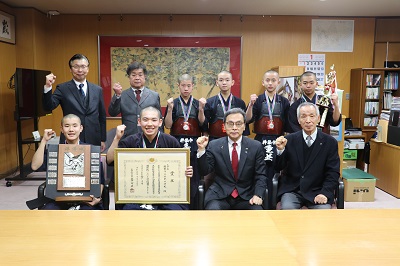 杵築中学校剣道部の皆さんと永松市長の写真