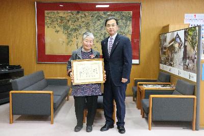 河野さんと永松市長の写真
