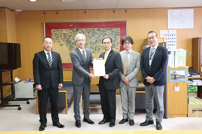 株式会社九州セミコンダクターKAWの皆さんと永松市長の写真