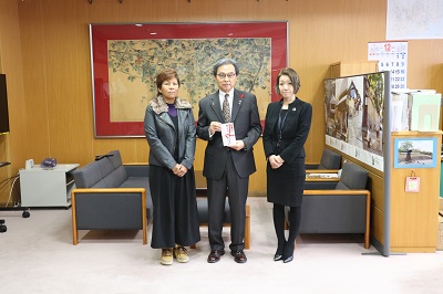 立石若妻会様と永松市長の写真