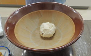 豆腐をすり鉢で擦る