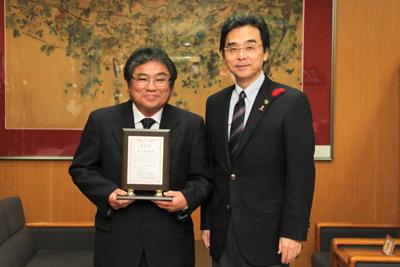 横田さんと市長の写真
